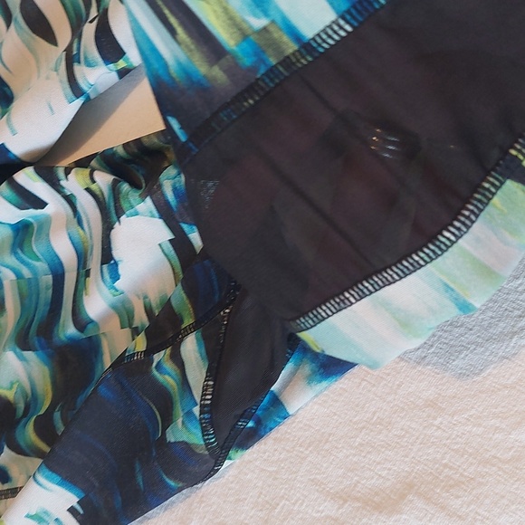 Avia Blue and Green Print Workout Capris .Good Condition  Size Medium - Picture 6 of 8